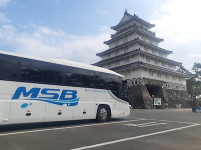 観光バスと城